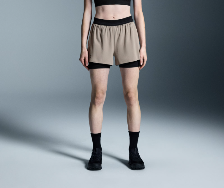 Shorts desportivos bege com camada interior preta e cós elástico