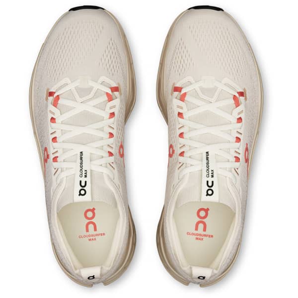 Sapatilhas desportivas brancas e vermelhas vistas de cima