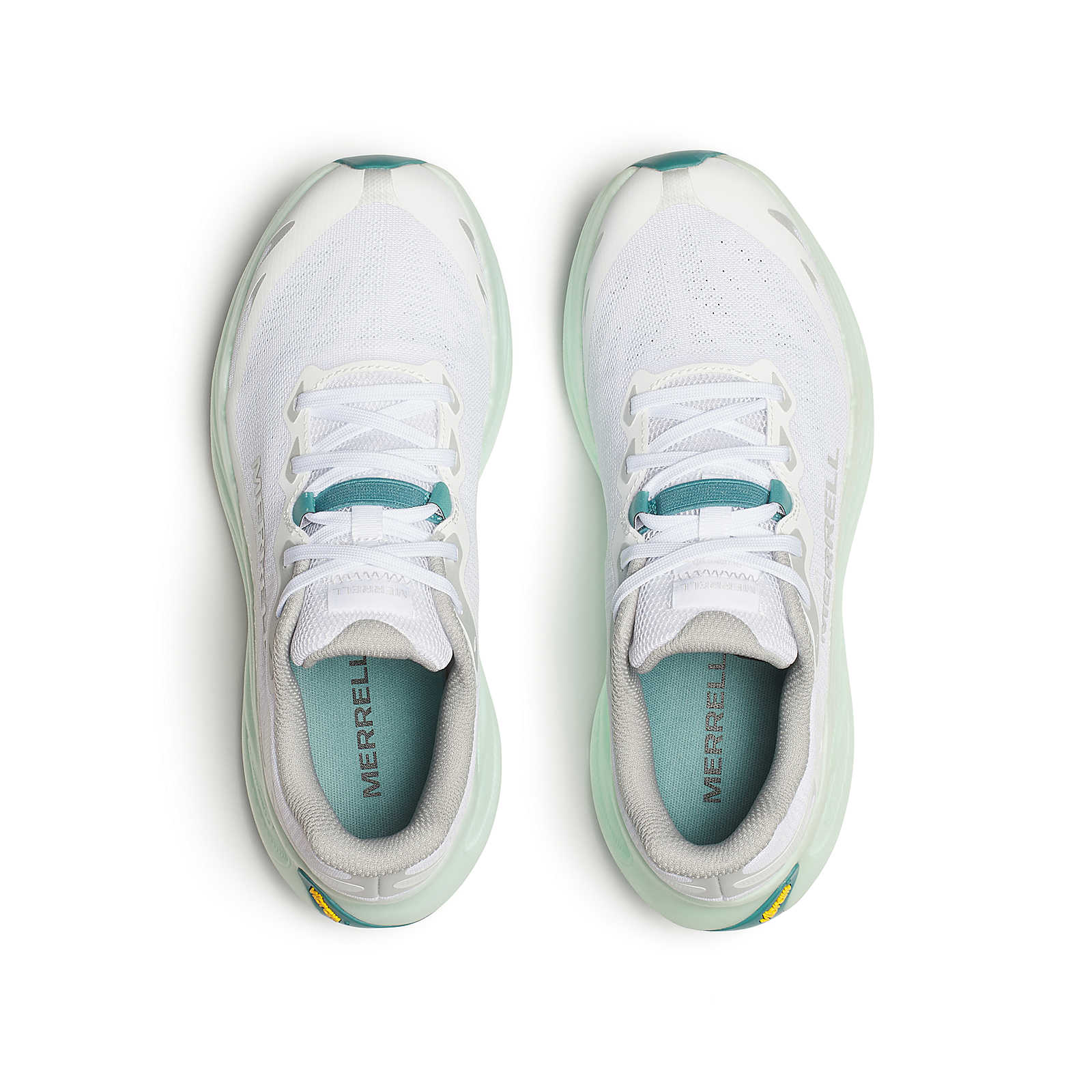 Par de sapatilhas desportivas brancas com detalhes verdes azulados e sola translúcida