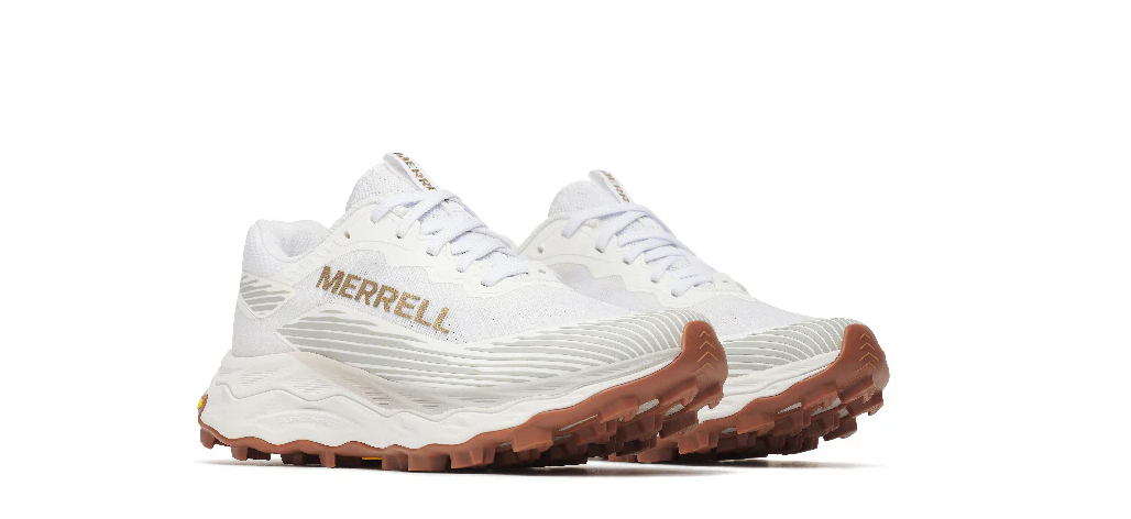 Sapatilhas Merrell brancas com sola castanha e logo visível