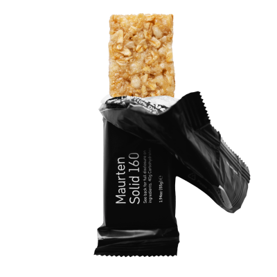 Barra energética Maurten Solid 160 com embalagem preta e barra dourada crocante