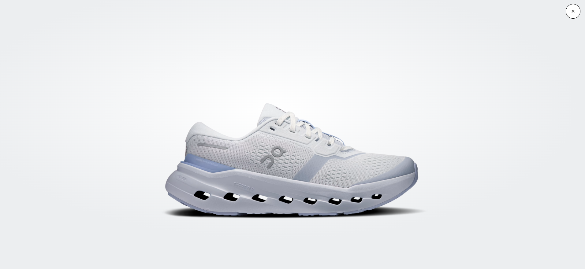 Ténis desportivos branco e cinza com sola espessa e logo on