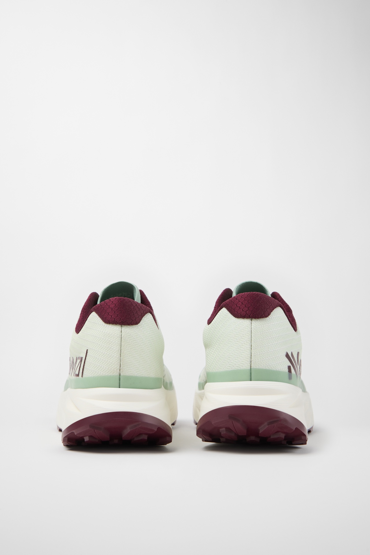 Sapatilhas desportivas verdes claras com detalhes borgonha vistas de trás