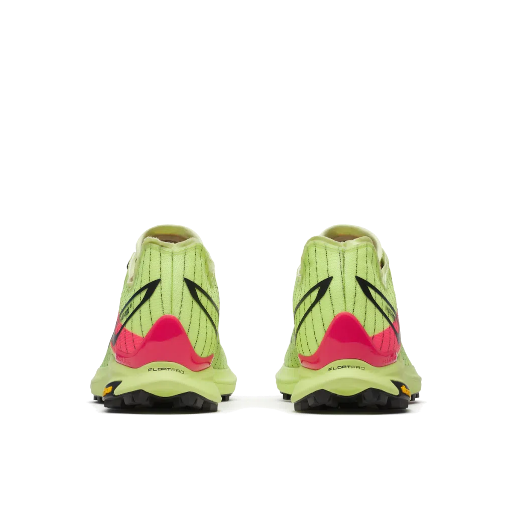 Ténis de corrida amarelo fluorescente com detalhes rosa e preto vistos de trás