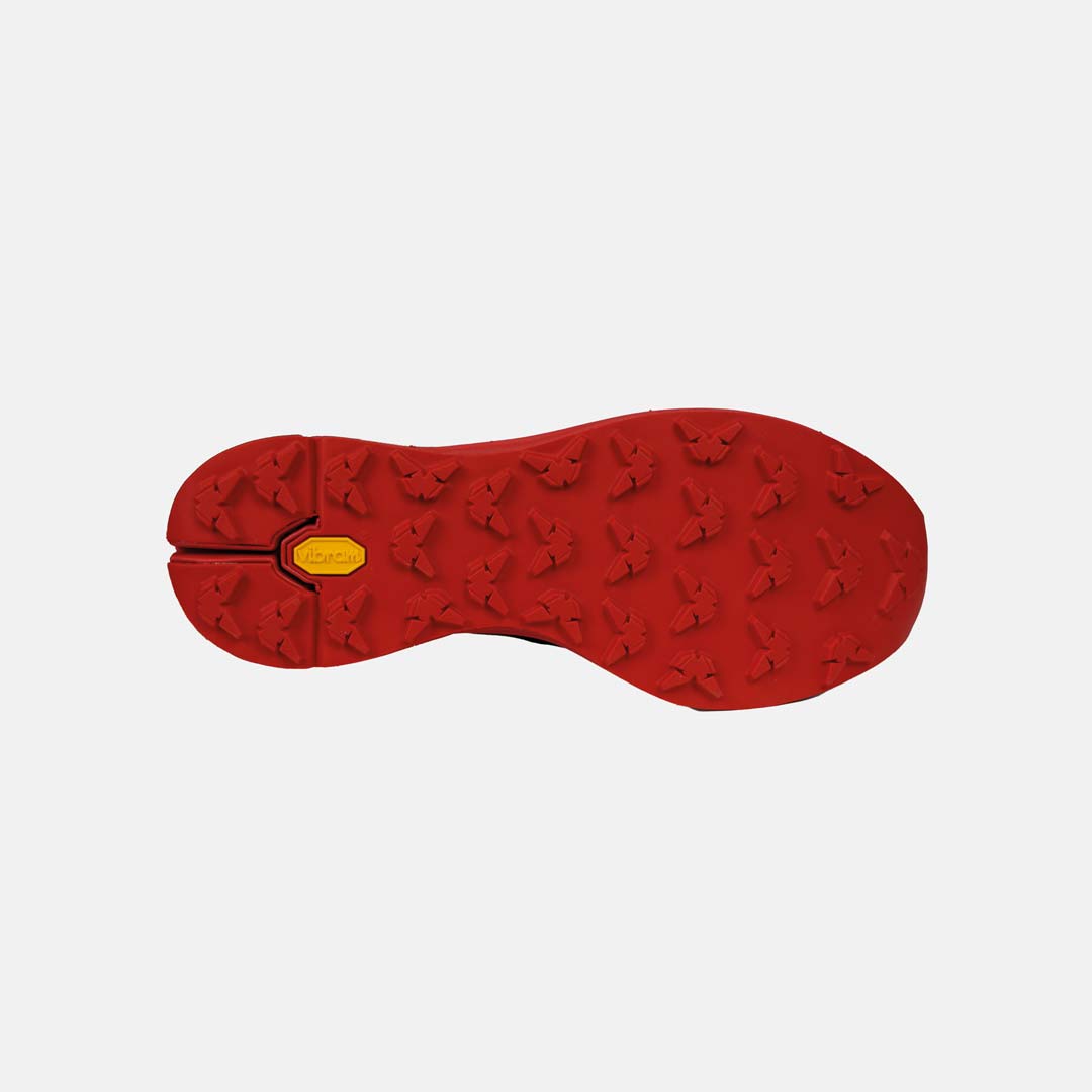 Sola vermelha de sapato com etiqueta amarela Vibram