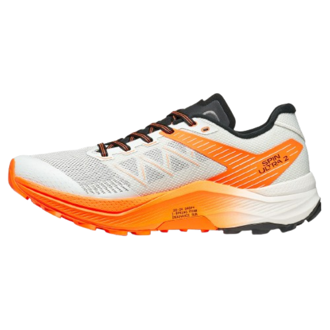 Ténis desportivos brancos e laranja com sola texturada e atacadores pretos