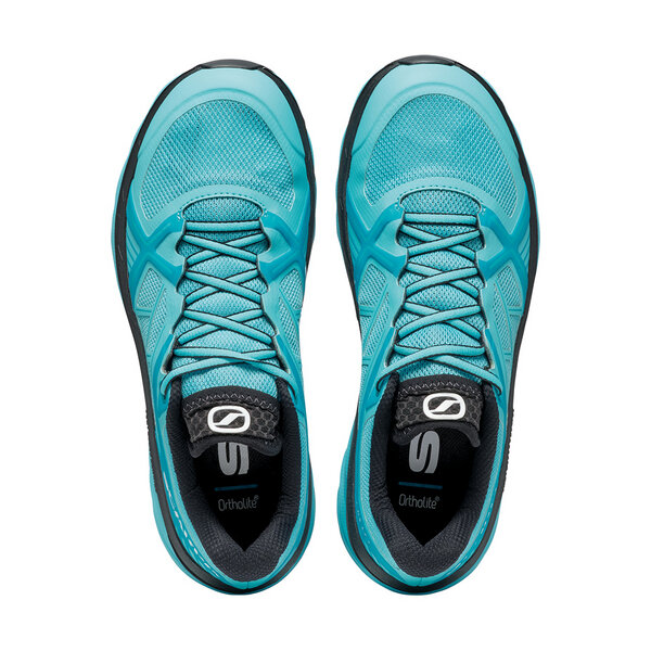 Par de sapatilhas desportivas azuis com sola preta e atacadores