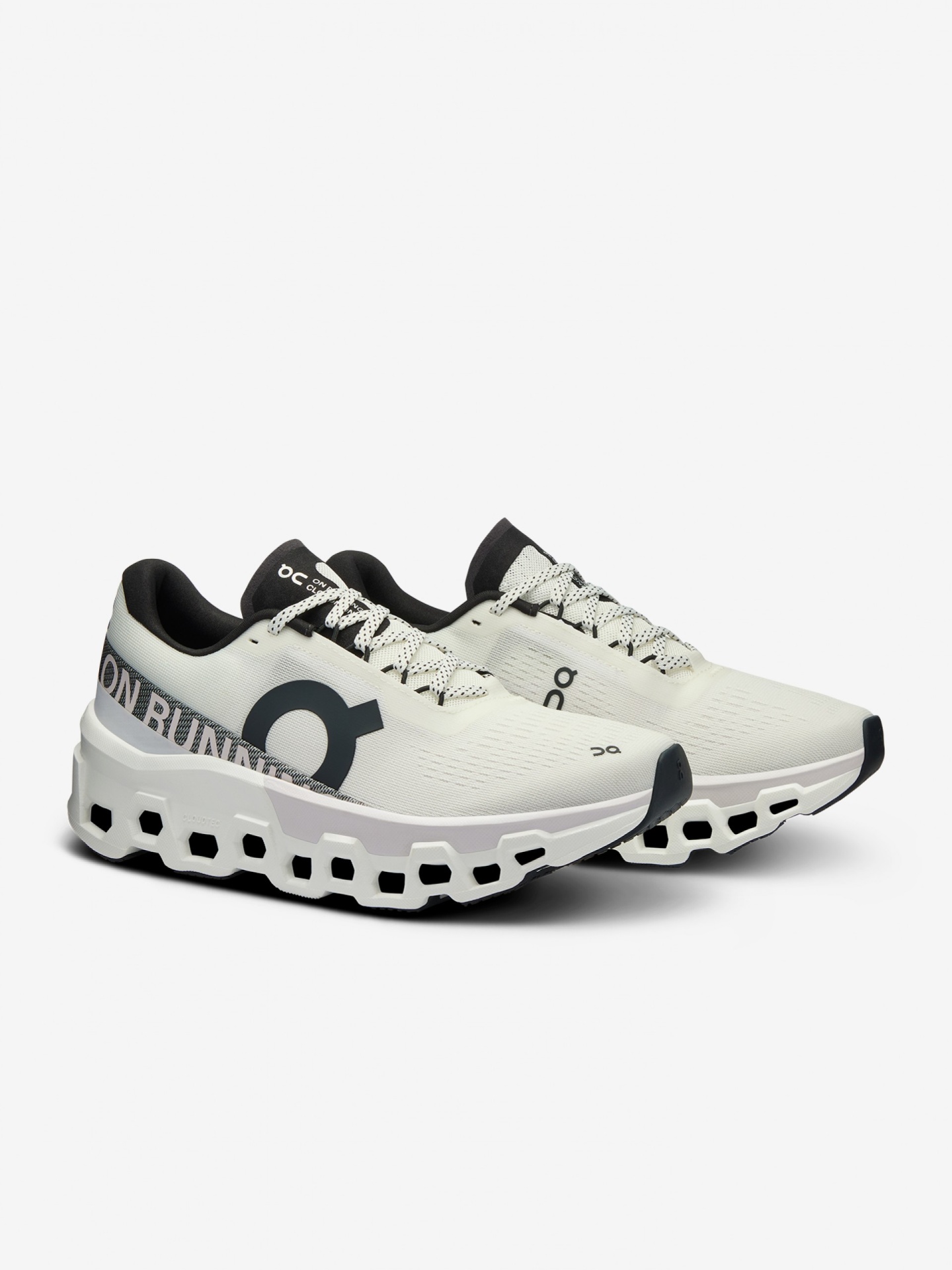 Ténis desportivos brancos com detalhes pretos e sola única distinta