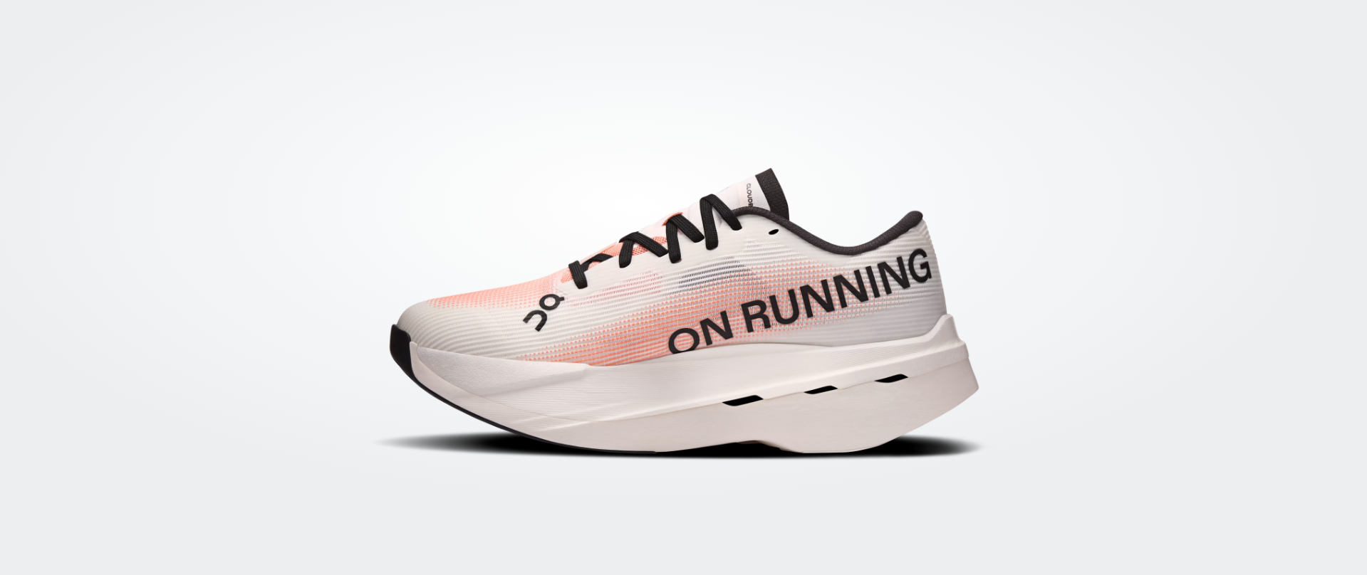 Ténis de corrida branco e salmão com texto ON RUNNING preto