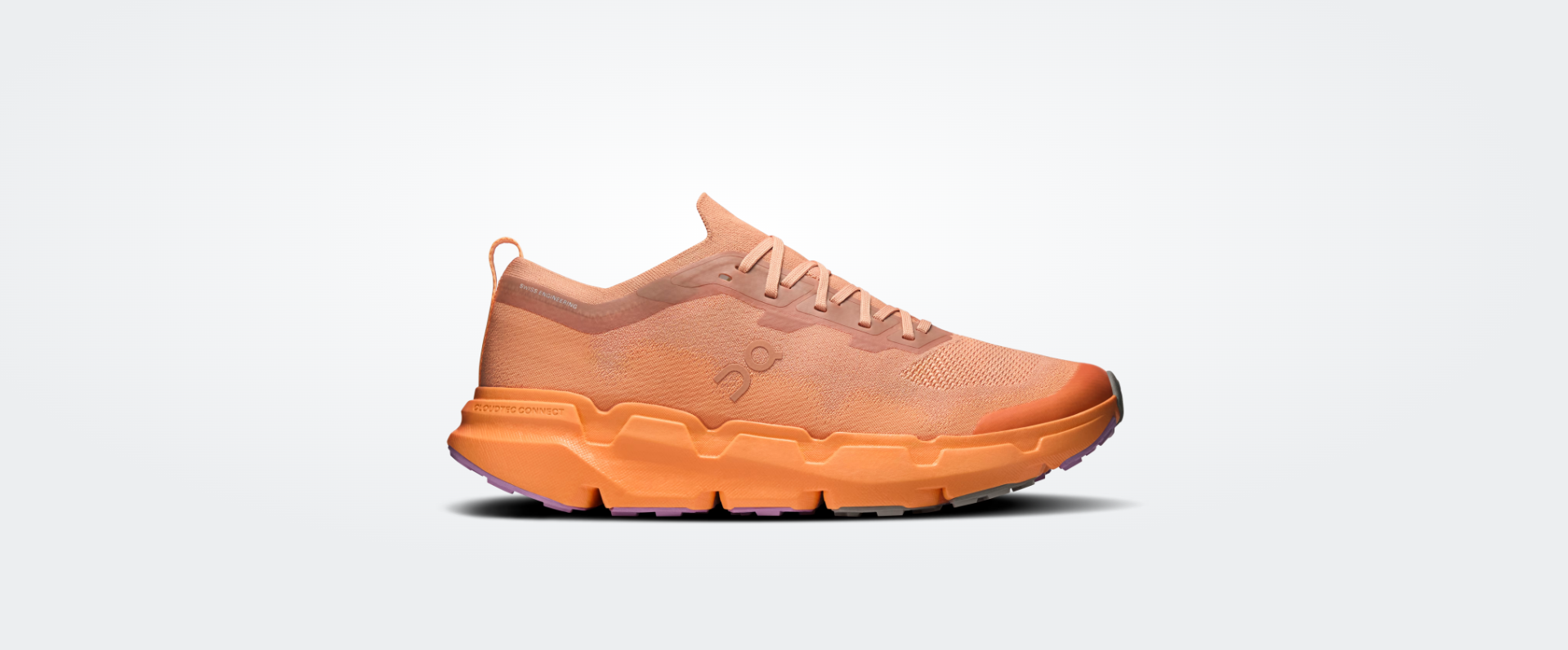 Ténis desportivo cor de pêssego com sola alaranjada e detalhes roxos