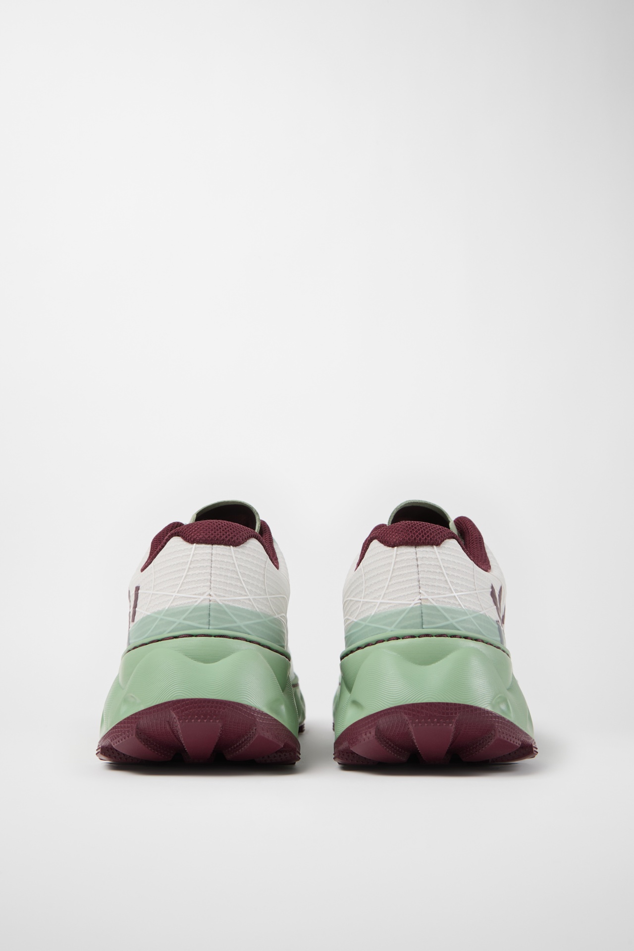 Sapatilhas desportivas branca, verde clara e bordô vistas de trás
