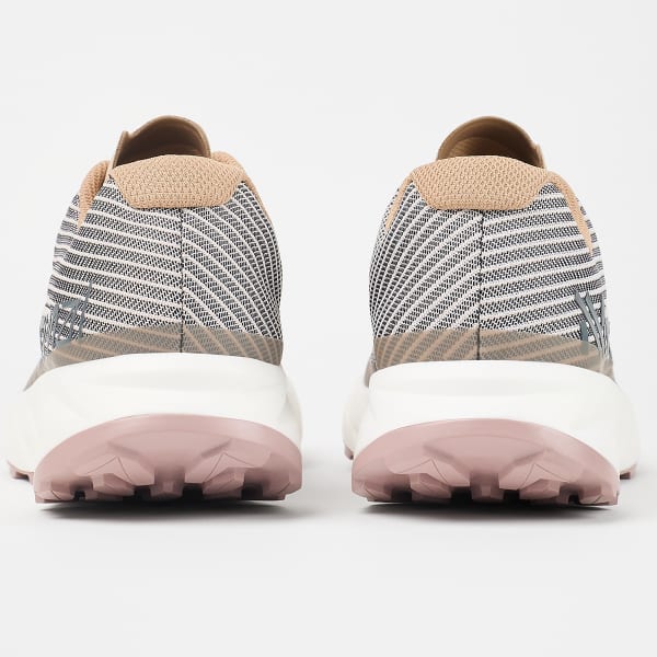 Sapatilhas desportivas em malha preta, branca e bege com sola branca e bege vistas de trás