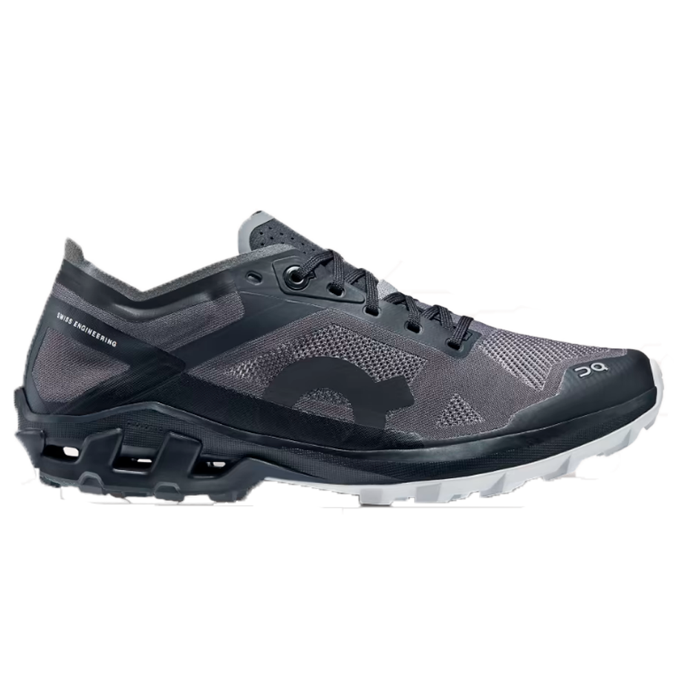 Tênis desportivo cinzento e preto com sola branca e detalhes em malha