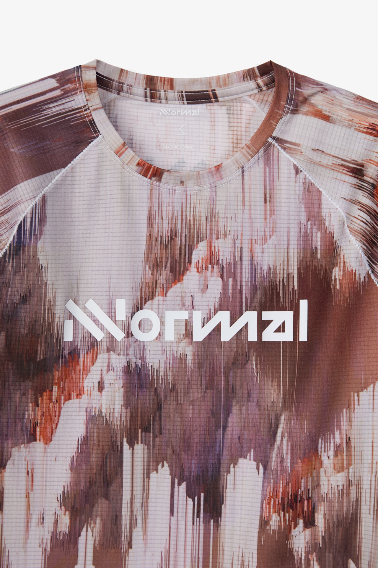 T-shirt com padrão abstrato em tons castanhos com texto Normal impresso