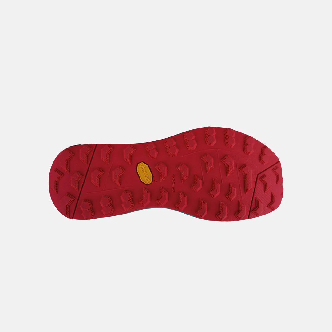 Sola vermelha de sapato com texto amarelo no centro