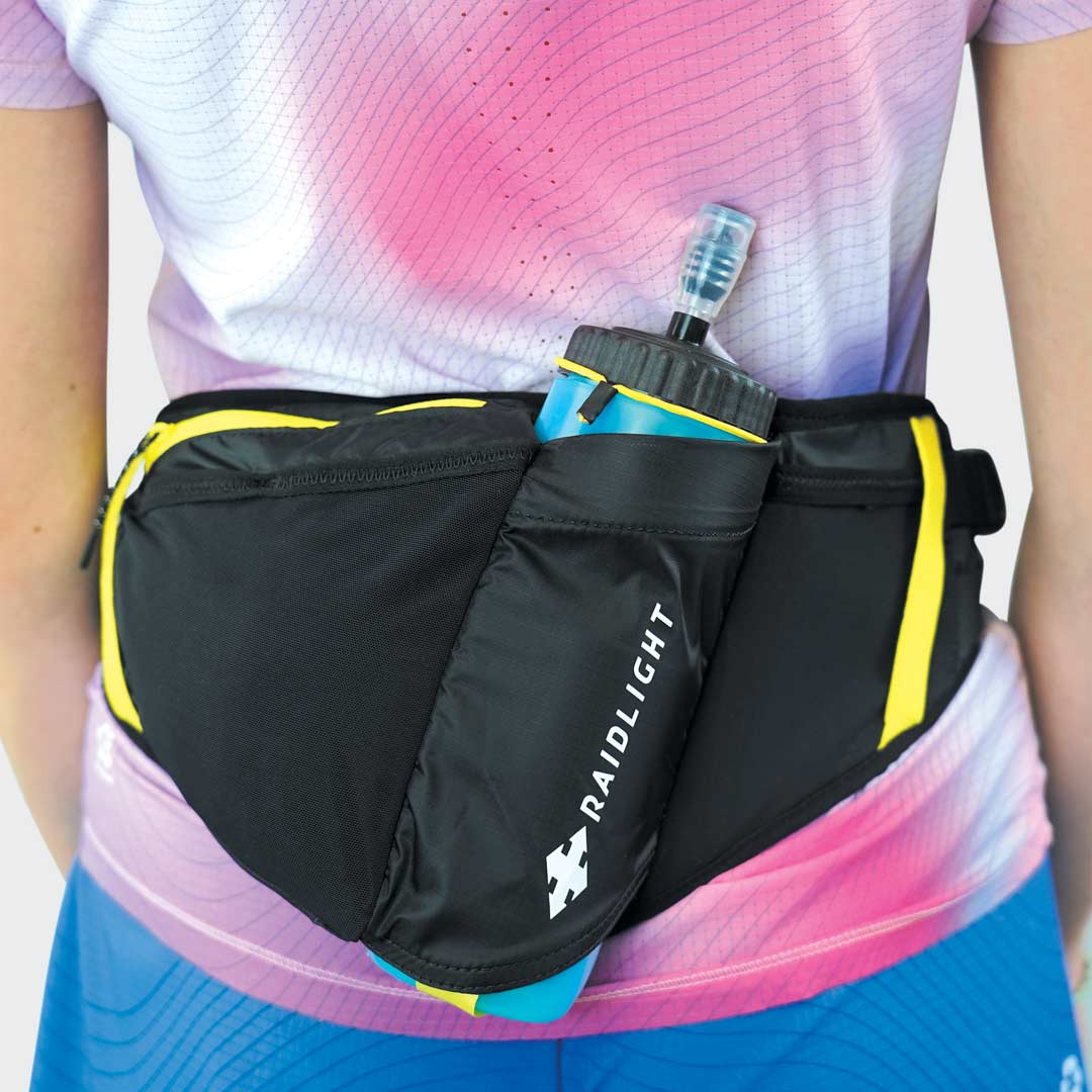 Cinturão desportivo preto com compartimentos e recipiente azul, com a marca RAIDLIGHT.
