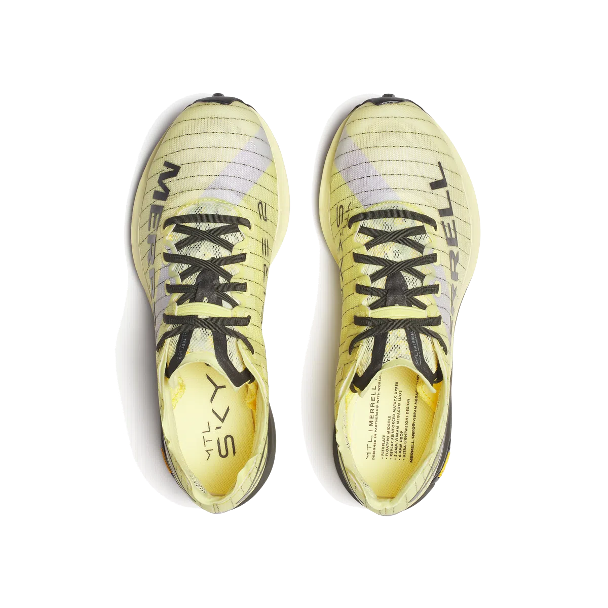 Par de sapatilhas amarelas Merrell com cadarços pretos visto de cima