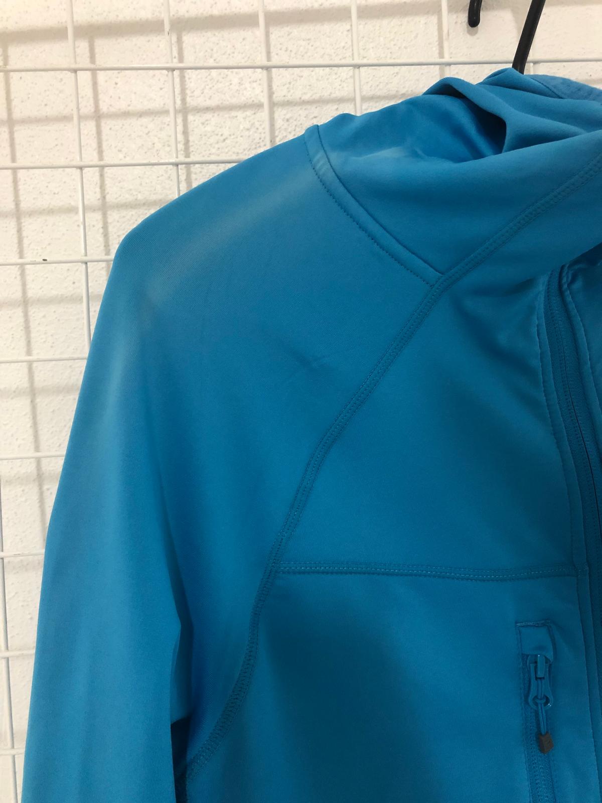 Casaco azul com fecho e capuz pendurado