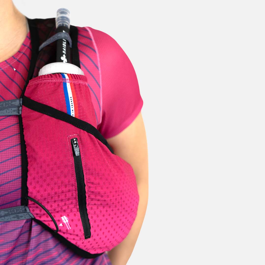 Mochila desportiva vinho com garrafa de água e bolso com fecho
