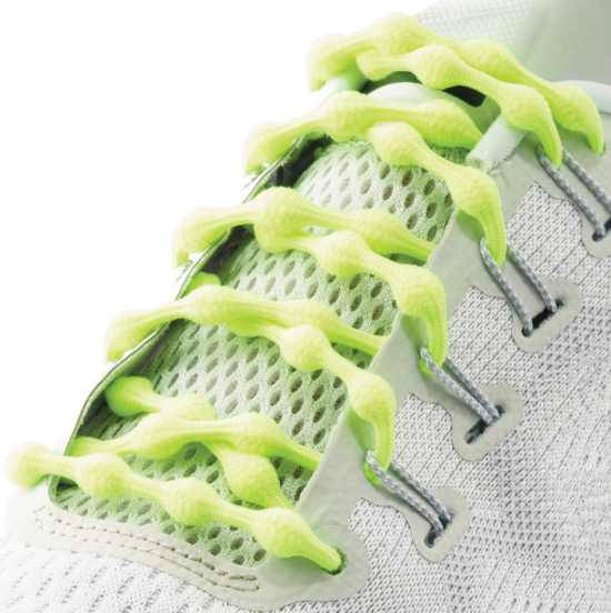Tênis desportivo branco com atacadores amarelo-fluorescente e detalhes em rede