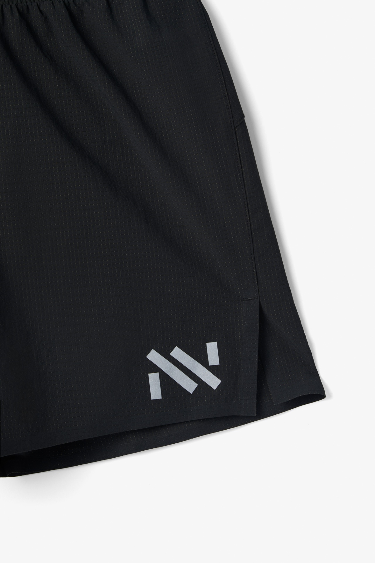 Calções desportivos pretos com padrão quadrado subtil e logótipo cinzento na bainha