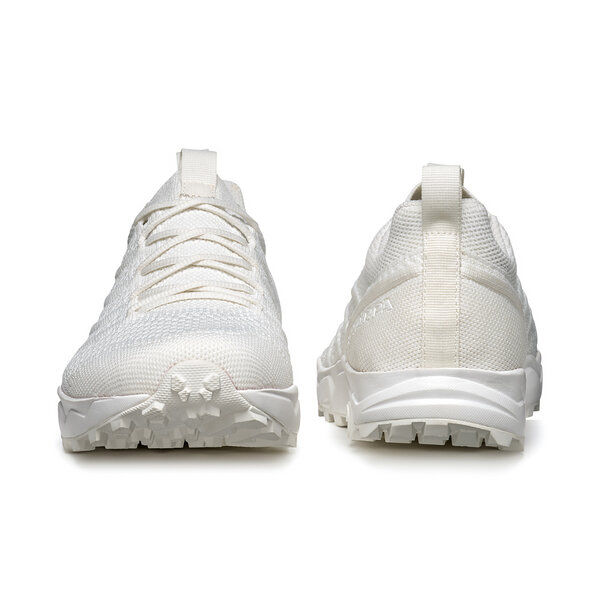 sapatos desportivos brancos sobre fundo branco vistos de frente e de trás