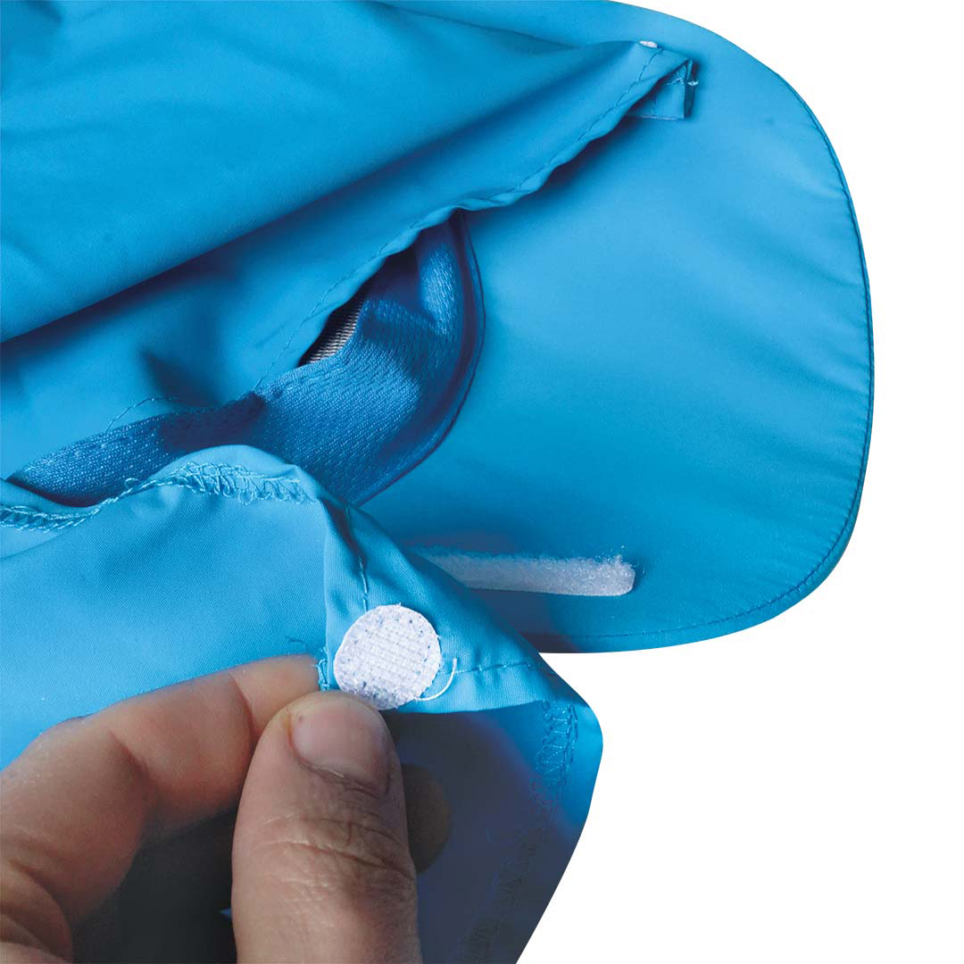 chapéu azul com fecho de velcro segurado por uma mão