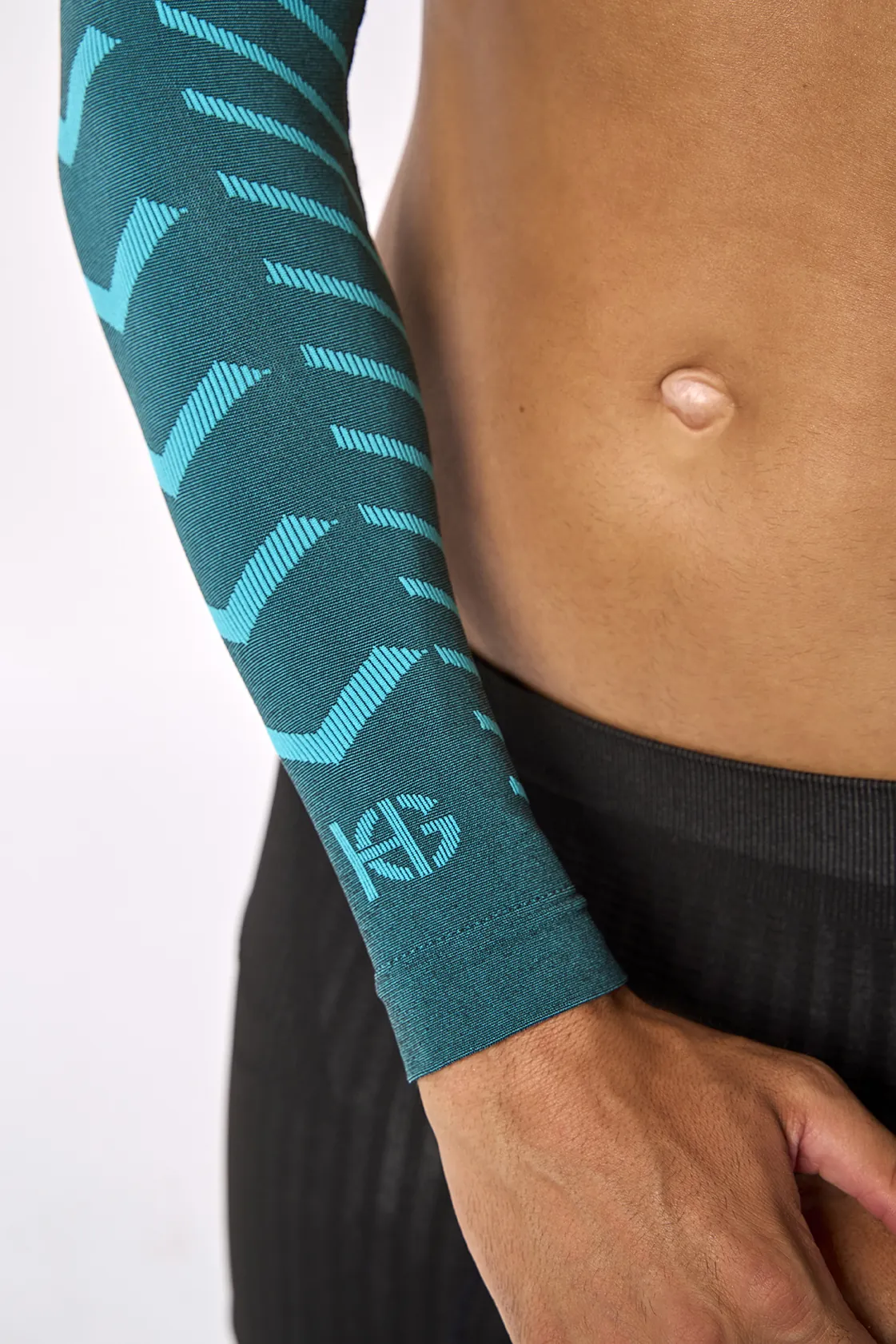 Manga comprida azul com padrão geométrico e logo KG