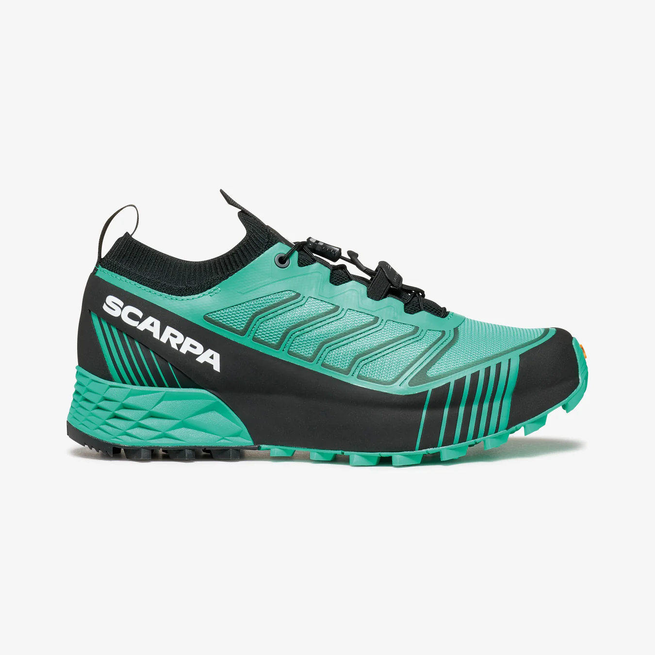 Ténis desportivos verdes e pretos Scarpa com sola robusta e logo branco na lateral