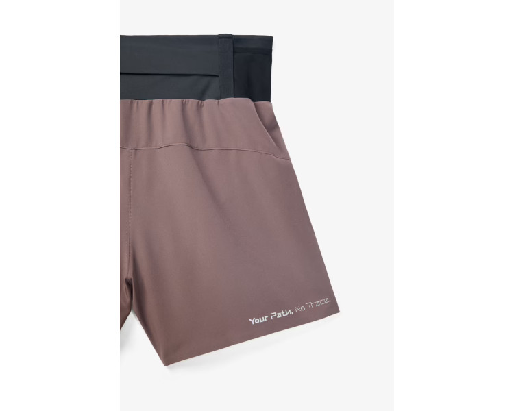 Calções desportivos castanhos com cós preto e texto branco Your Path, No Trace