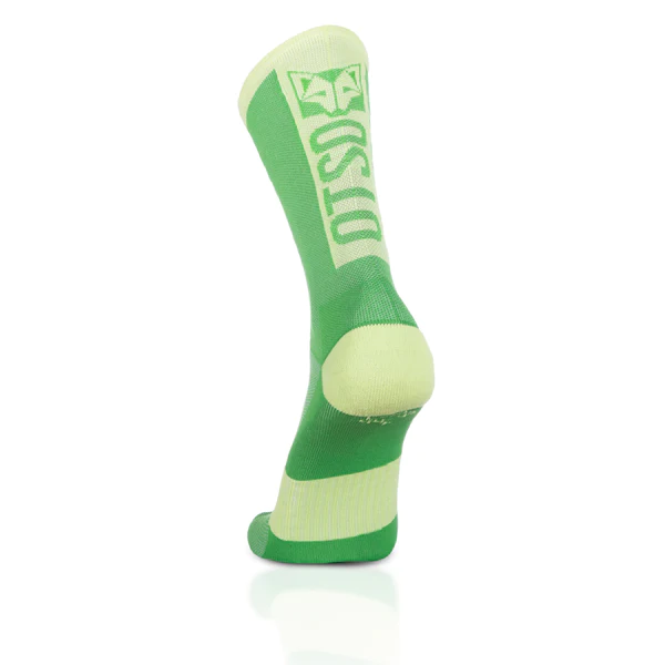 Meias verdes e amarelas com a marca DTSI em branco