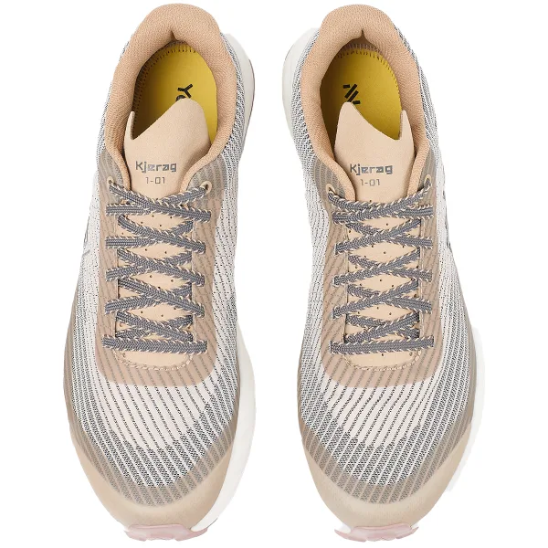 Par de sapatilhas desportivas bege e branco com linhas cinza e detalhes amarelos