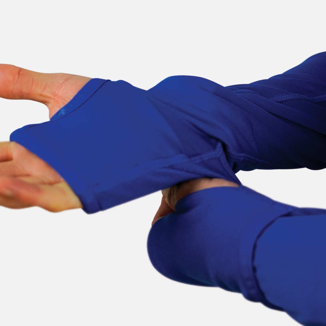 Mangas azuis com abertura para o polegar em fundo branco