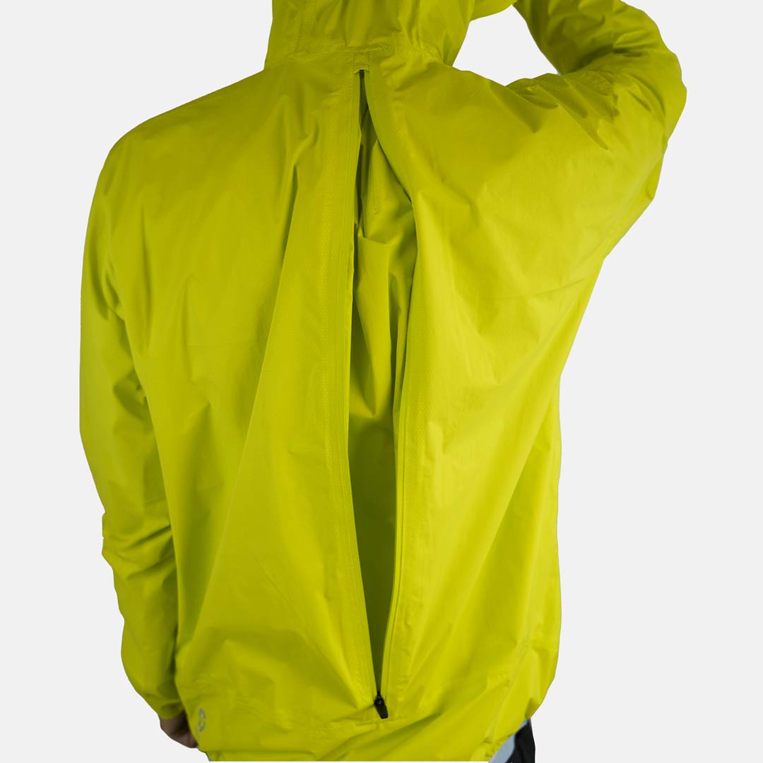 Jaqueta impermeável amarela com capuz e zíper atrás