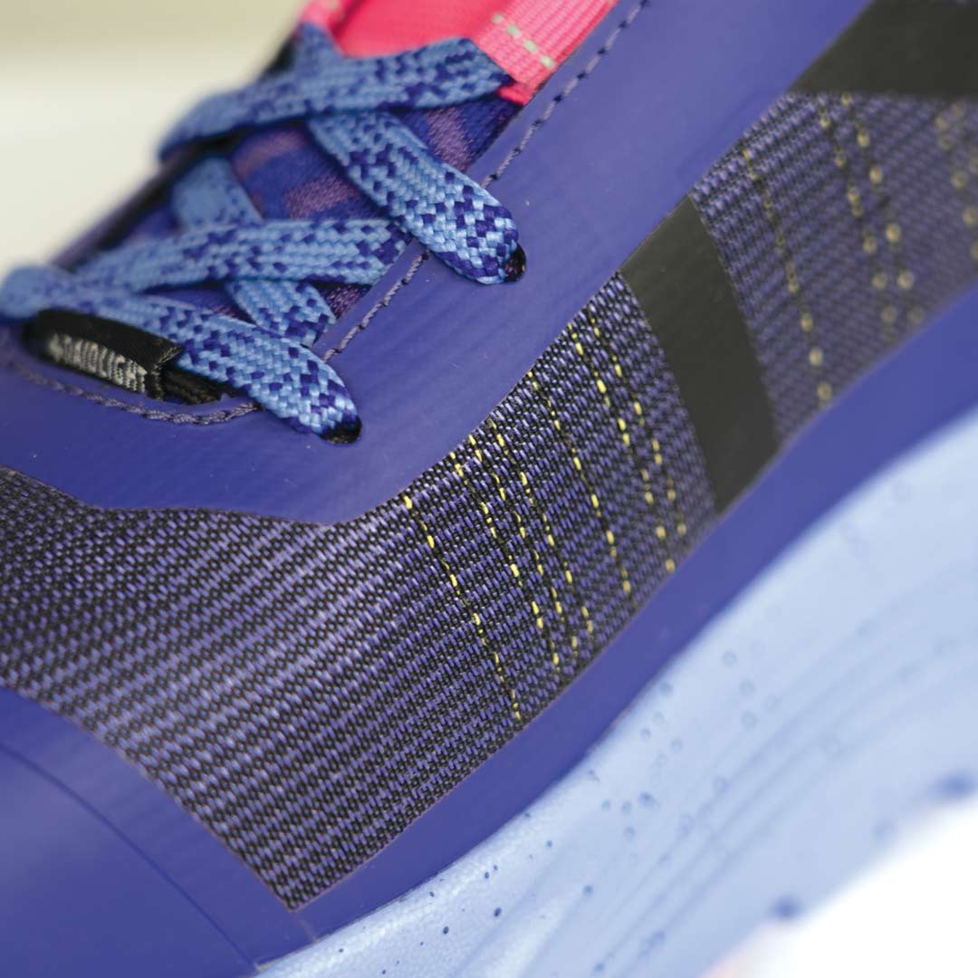 Ténis desportivo azul com atacadores azuis e padrão texturizado dourado e preto