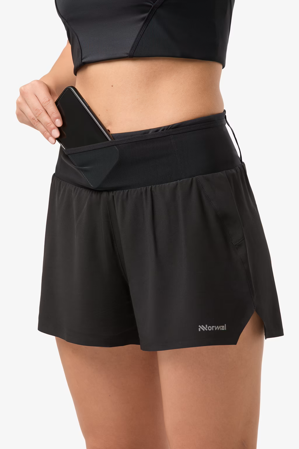 Calções desportivos pretos com bolso para telemóvel no cós e logotipo Normal