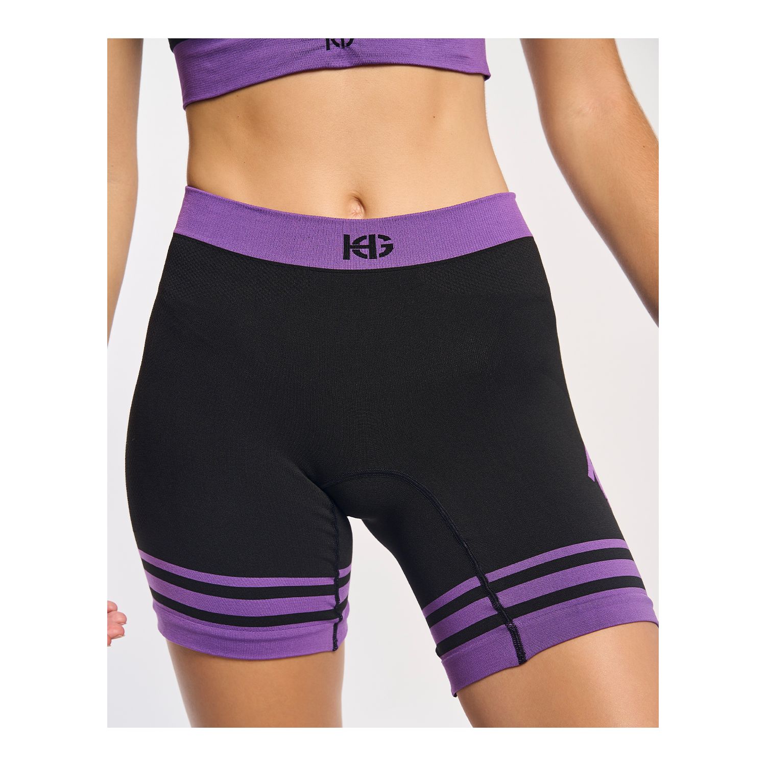 Calções desportivos pretos com detalhes lilás e logo KG no cós
