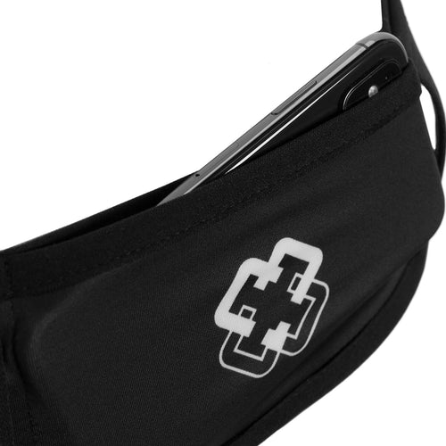 Máscara preta com bolso externo e símbolo branco, contendo um telemóvel