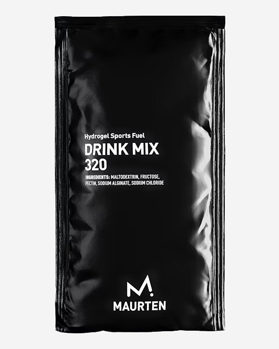 Embalagem preta brilhante de drink mix desportivo com texto branco e logótipo Maurten