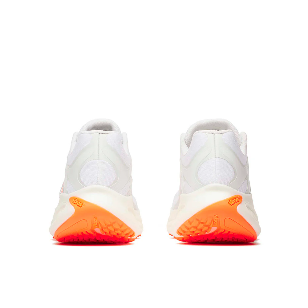 Sapatilhas brancas com sola laranja vista de trás