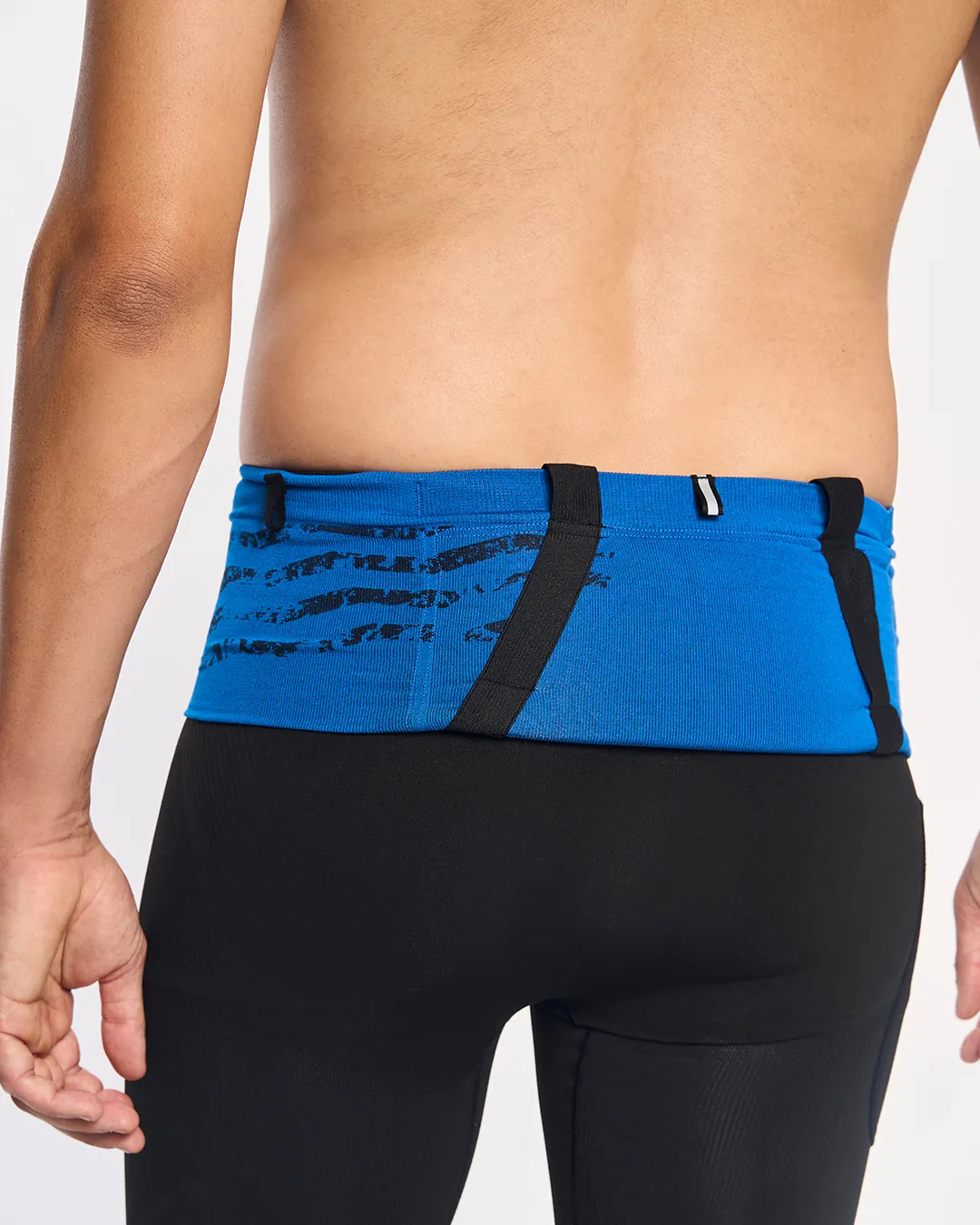 Cinto de corrida azul e preto usado na cintura com padrões pretos e tecido elástico.