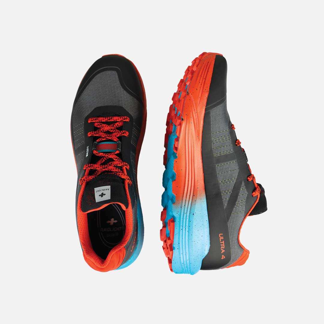 Sapatilhas desportivas cinzentas com detalhes em vermelho e sola azul e laranja