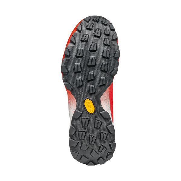 Sola de sapato desportivo preto e vermelho com etiqueta Vibram amarela