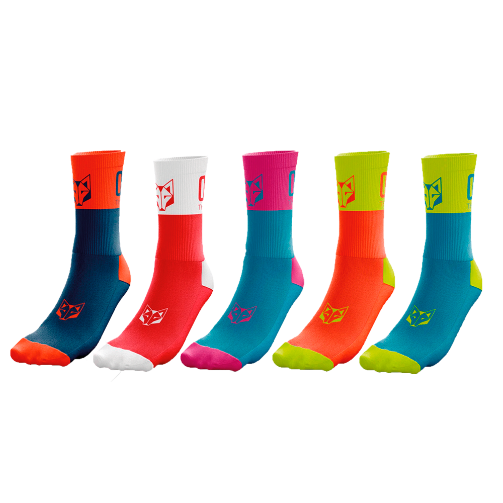 Cinco pares de meias coloridas para desporto com logótipos