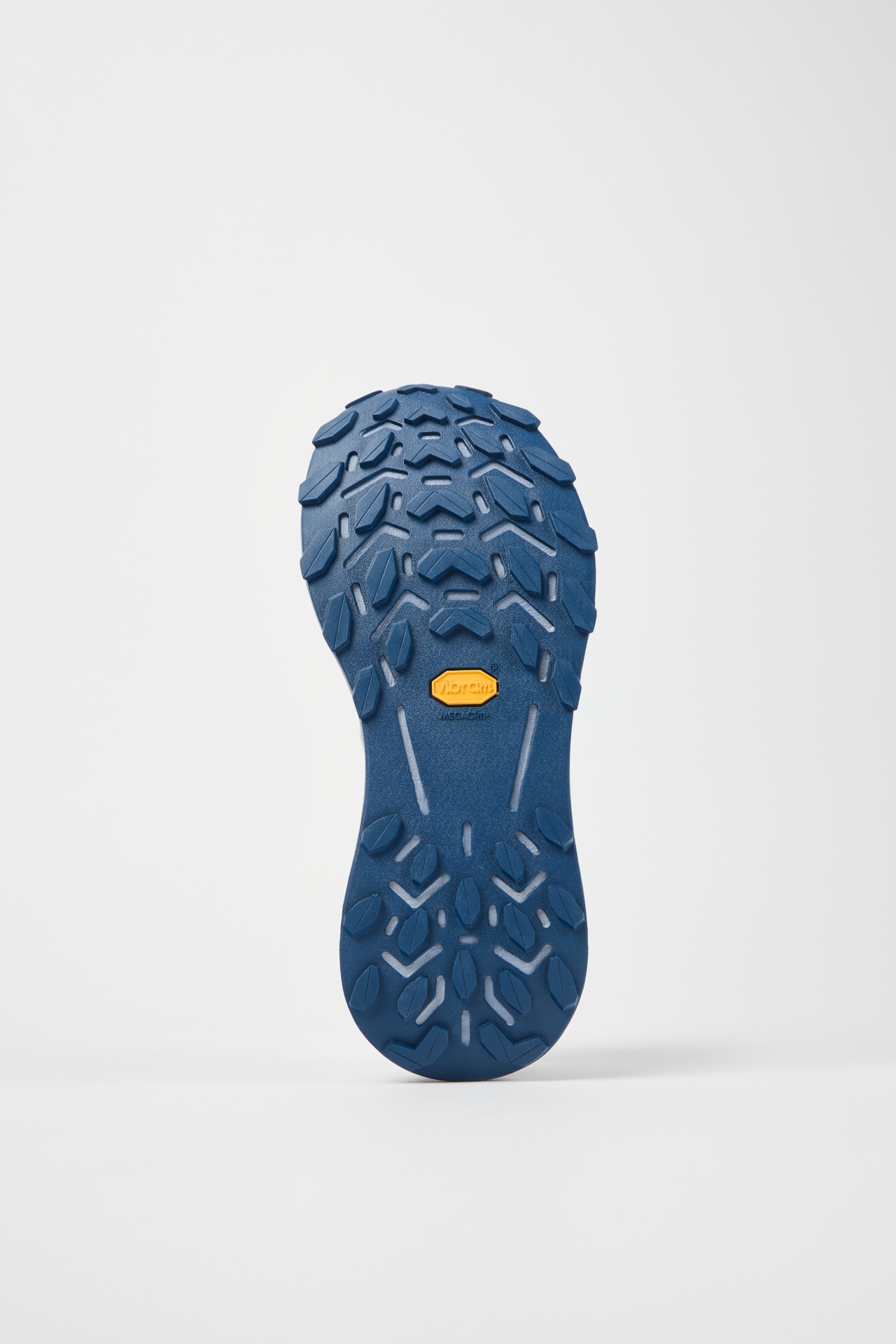 Sola azul de sapato ou bota com padrão antiderrapante e etiqueta Vibram amarela