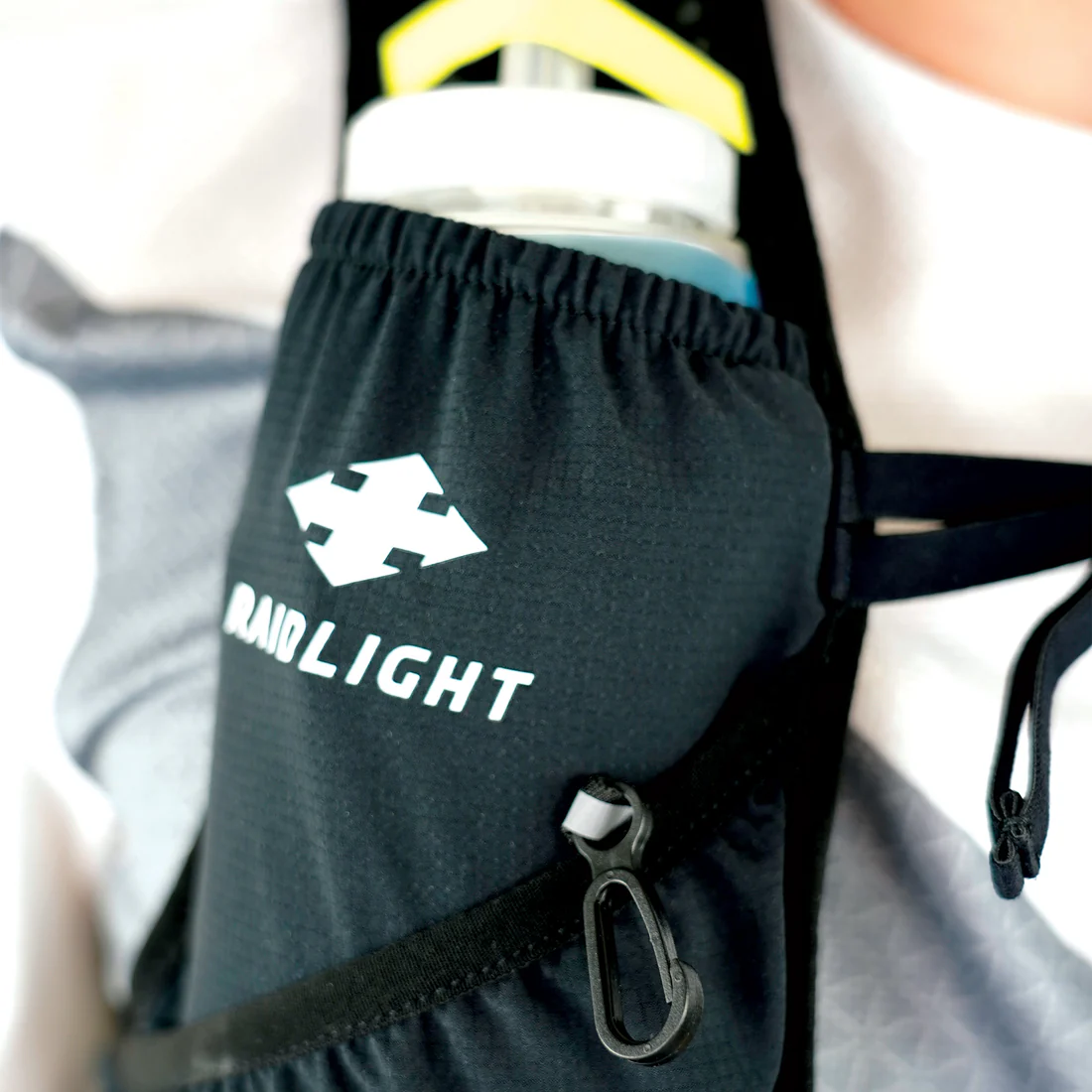 Mochila preta RAID LIGHT com mosquetão e garrafa