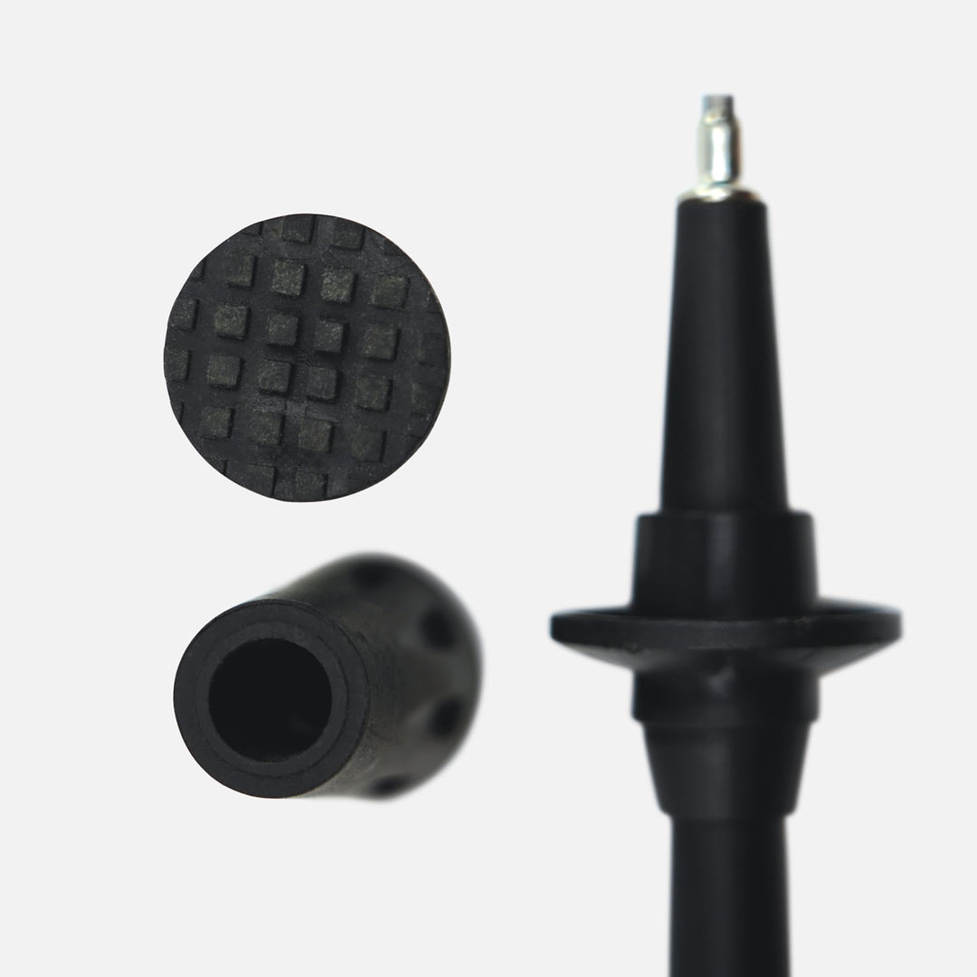 Ponta de haste preta com textura antiderrapante e detalhe metálico na extremidade