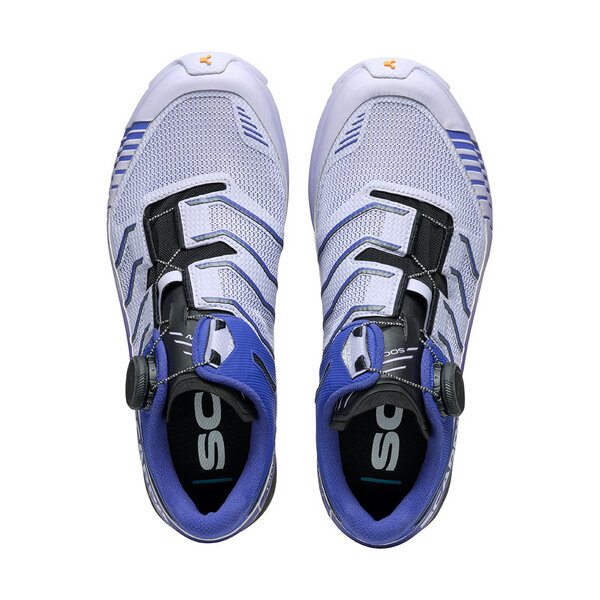 Sapatilhas desportivas cinza com detalhes em azul e preto