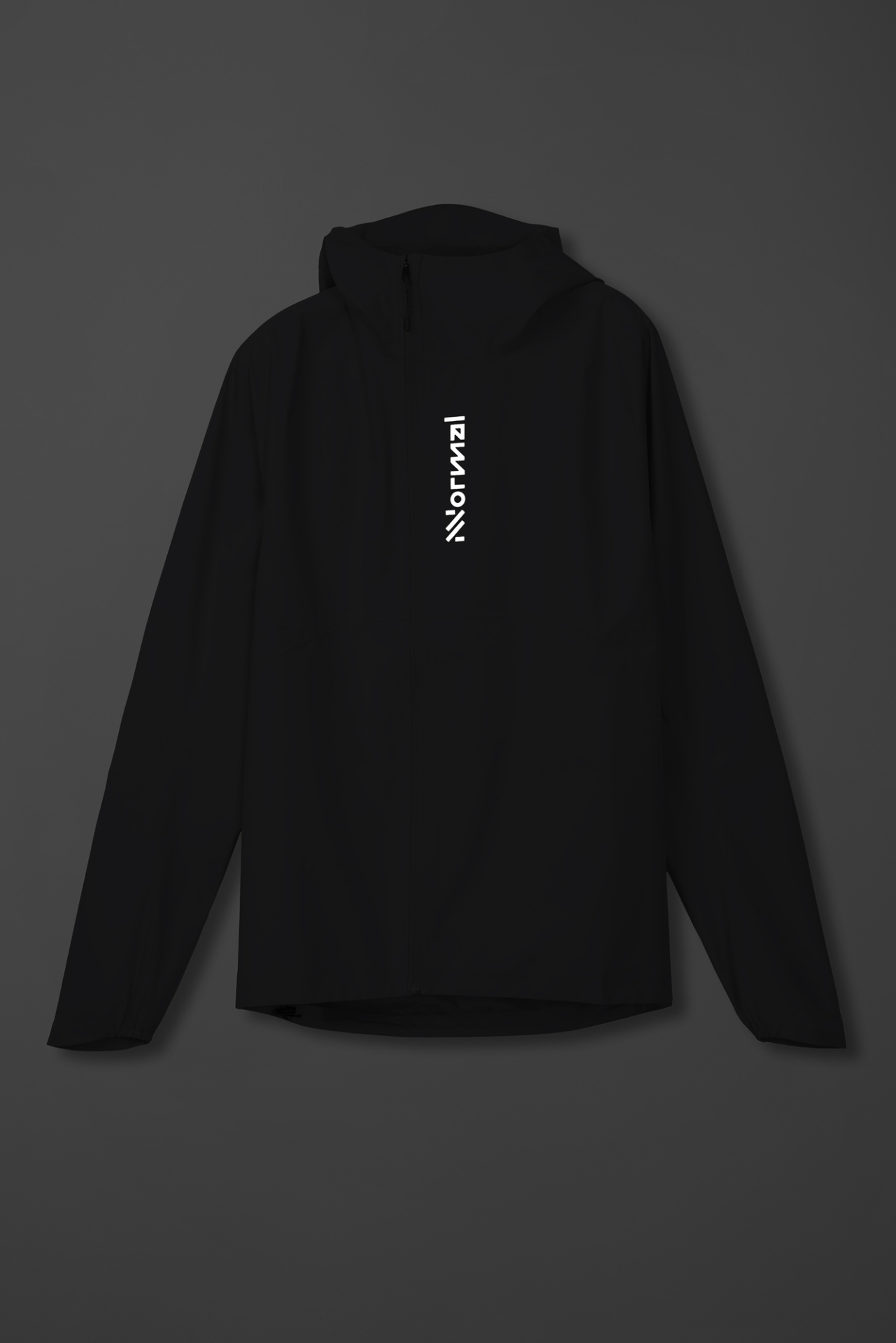 Casaco preto com capuz e texto branco vertical NORMAI