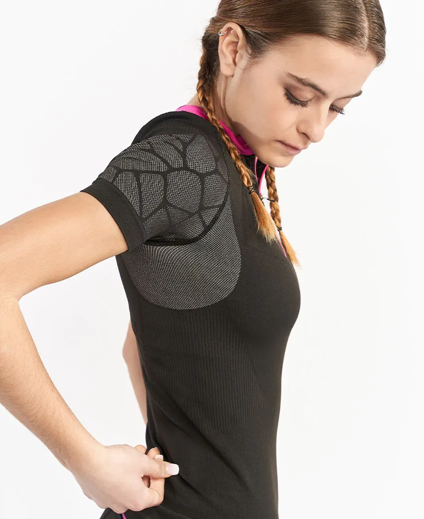 Camisola preta ajustada com padrão em rede nas mangas e detalhe cinza no lado